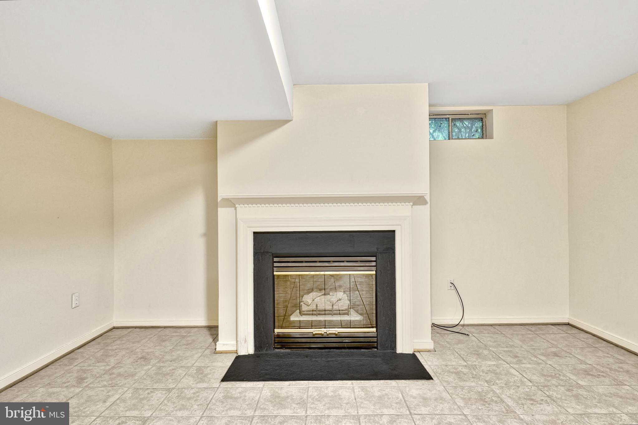 FIVE OAKS LANDING - Residential Lease