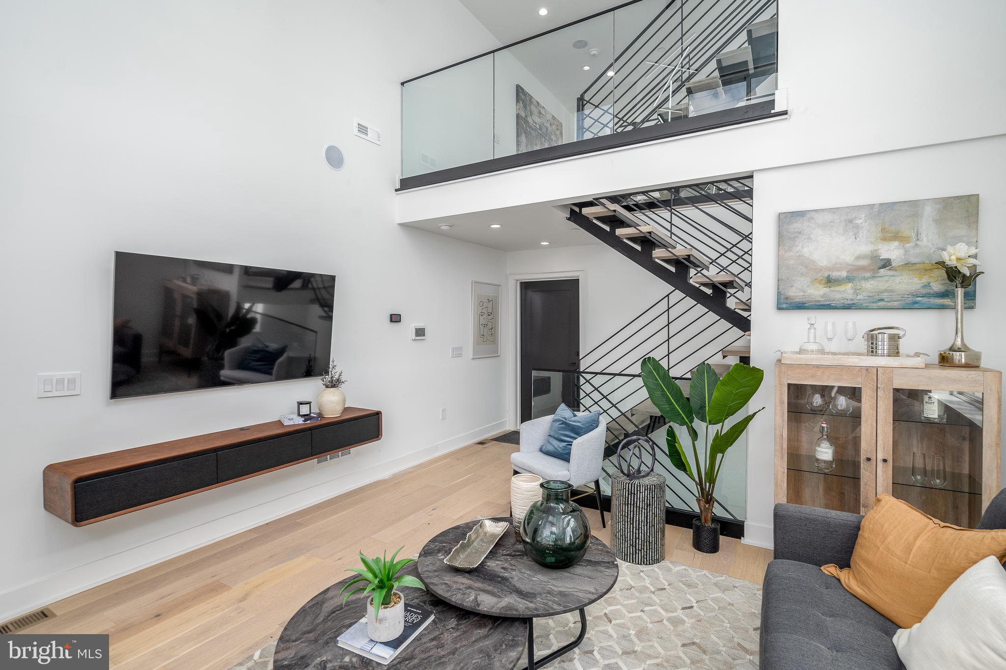 2616 E HAGERT STREET