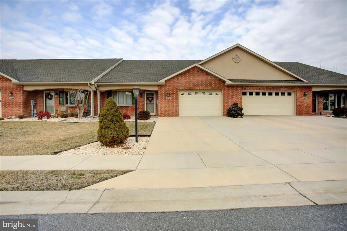 Welcome home to this spacious 2 bedroom, 2 bathroom Crystal unit in the highly desirable Emerald Pointe community! With over 2,500 square feet of comfortable living space, this townhome offers easy, low maintenance living with no city taxes.
Features include a one-car garage with storage space for added convenience. A Culligan water filtration system for high quality water in the kitchen. Residents also enjoy access to fantastic amenities, including a pool and gym.
Don't miss this opportunity to own a beautiful home in a vibrant 55+ community. Schedule your showing today!