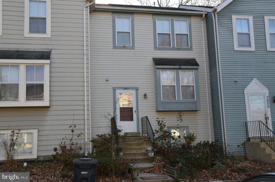 This is a basement one bedroom unit in a Town House, suitable for one person. Upstairs Shared Kitchen(No separate kitchen in this basement Unit) Private bath. All utility included. (Share cable internet use)