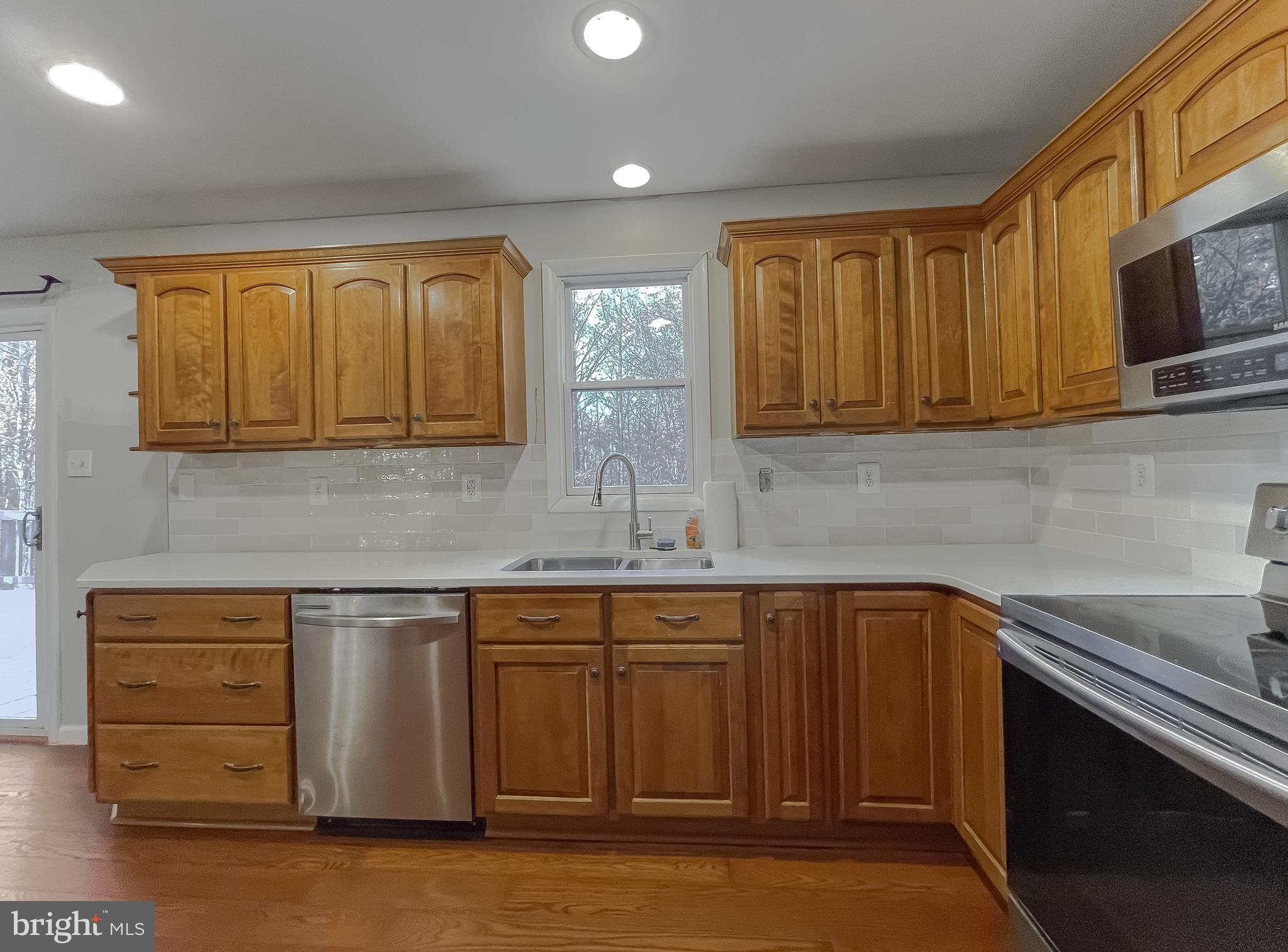 COUNTRY LAKES - Residential