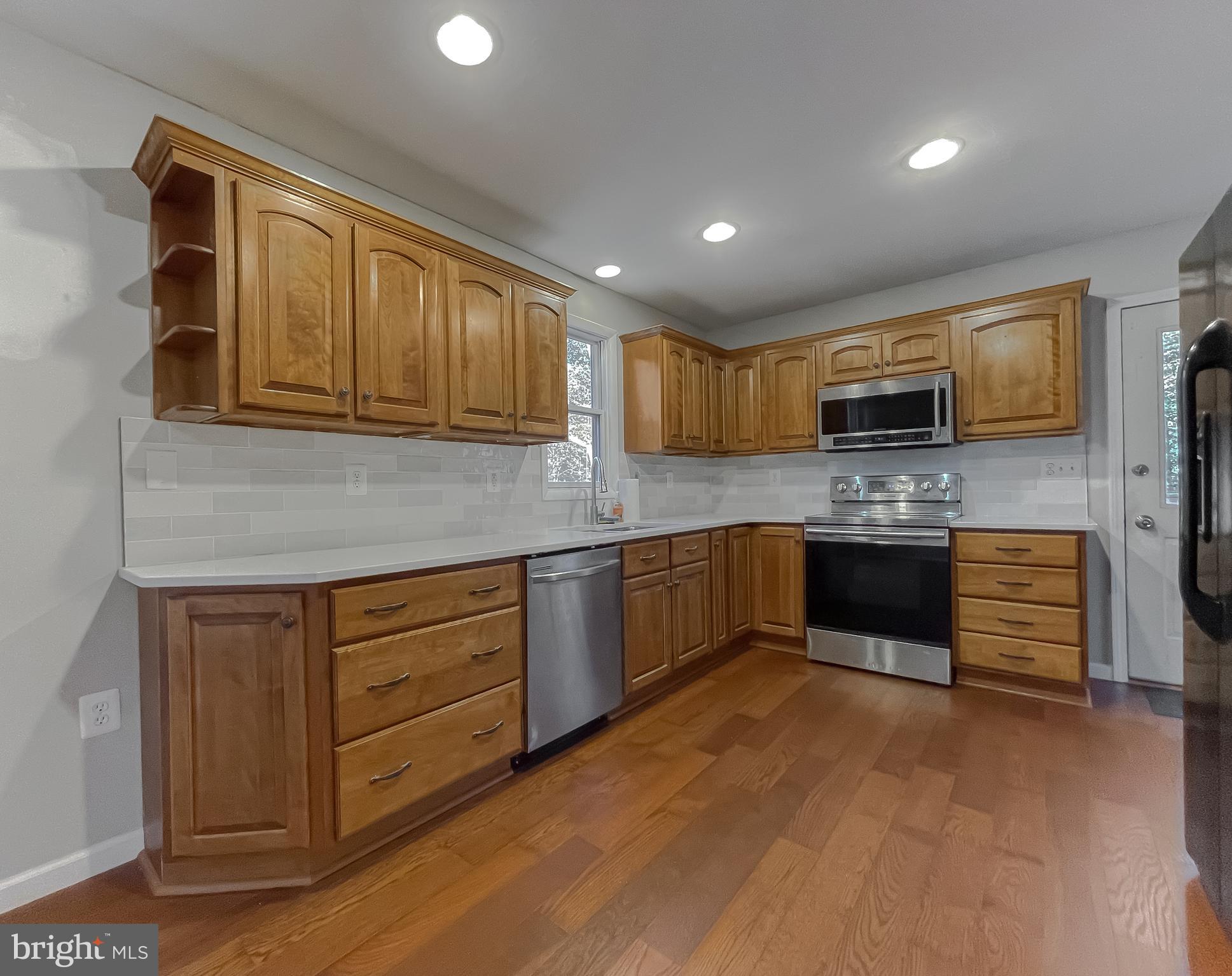 COUNTRY LAKES - Residential