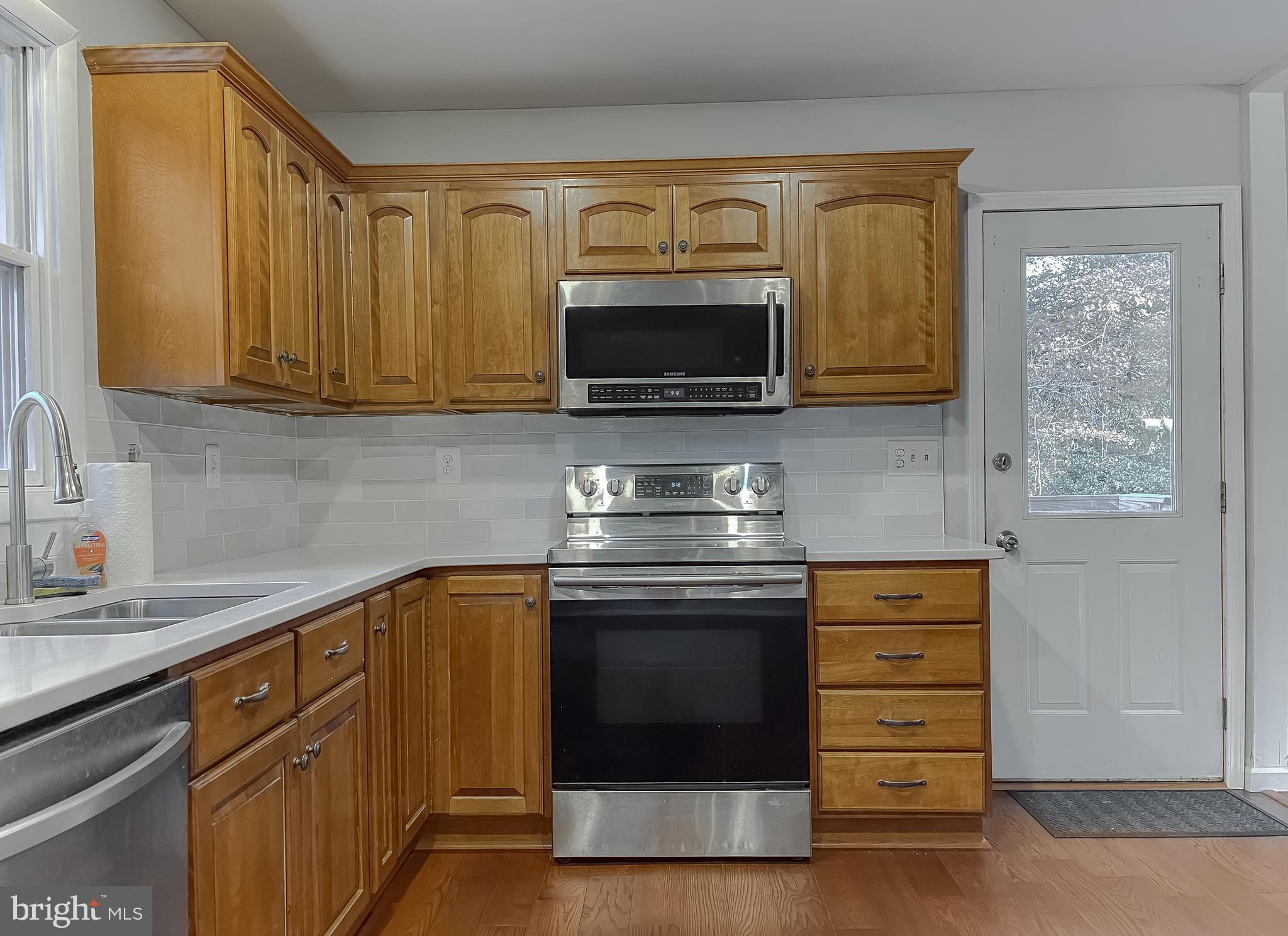 COUNTRY LAKES - Residential