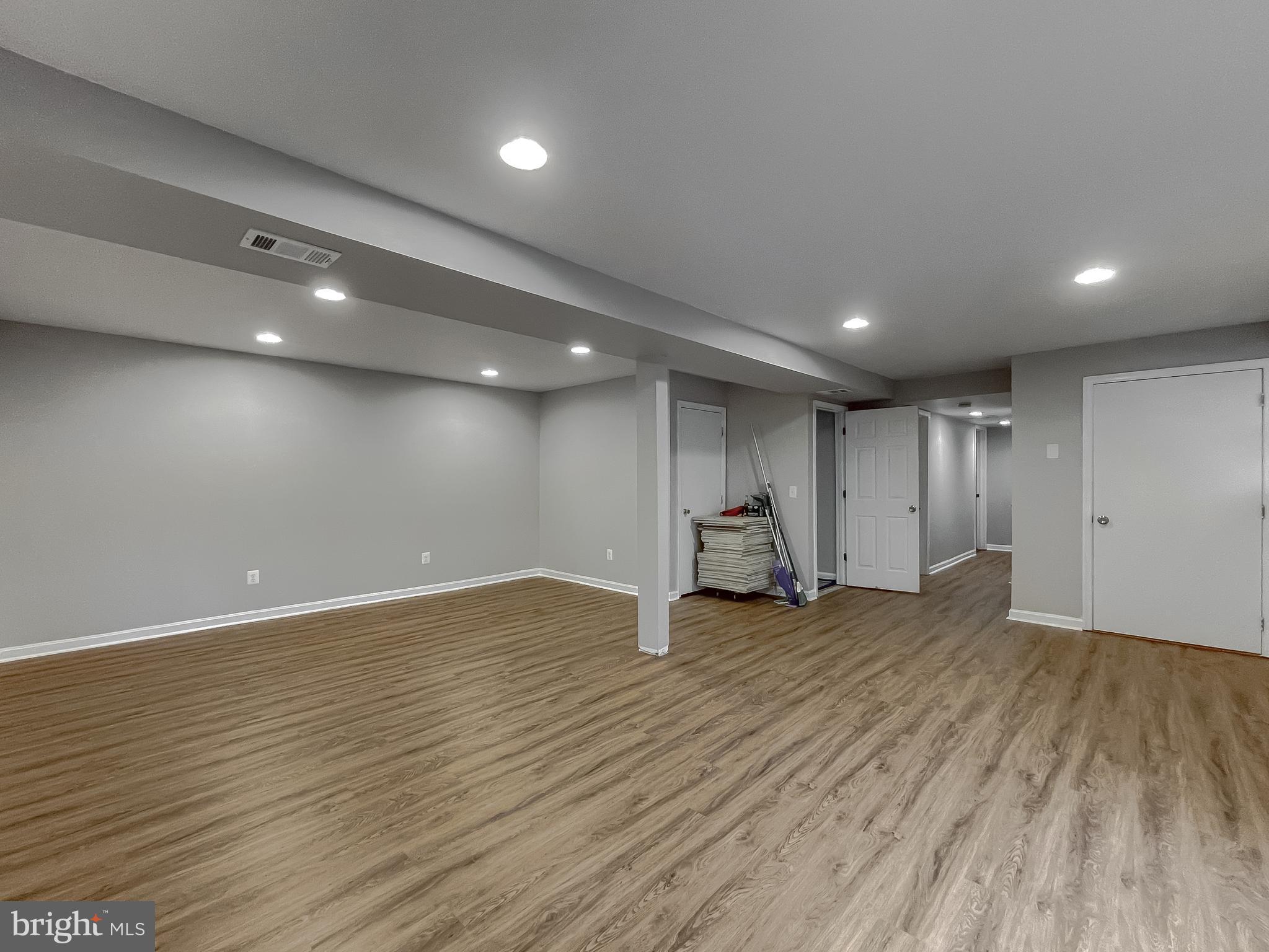 COUNTRY LAKES - Residential