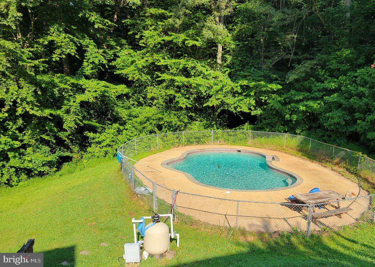 COUNTRY LAKES - Residential