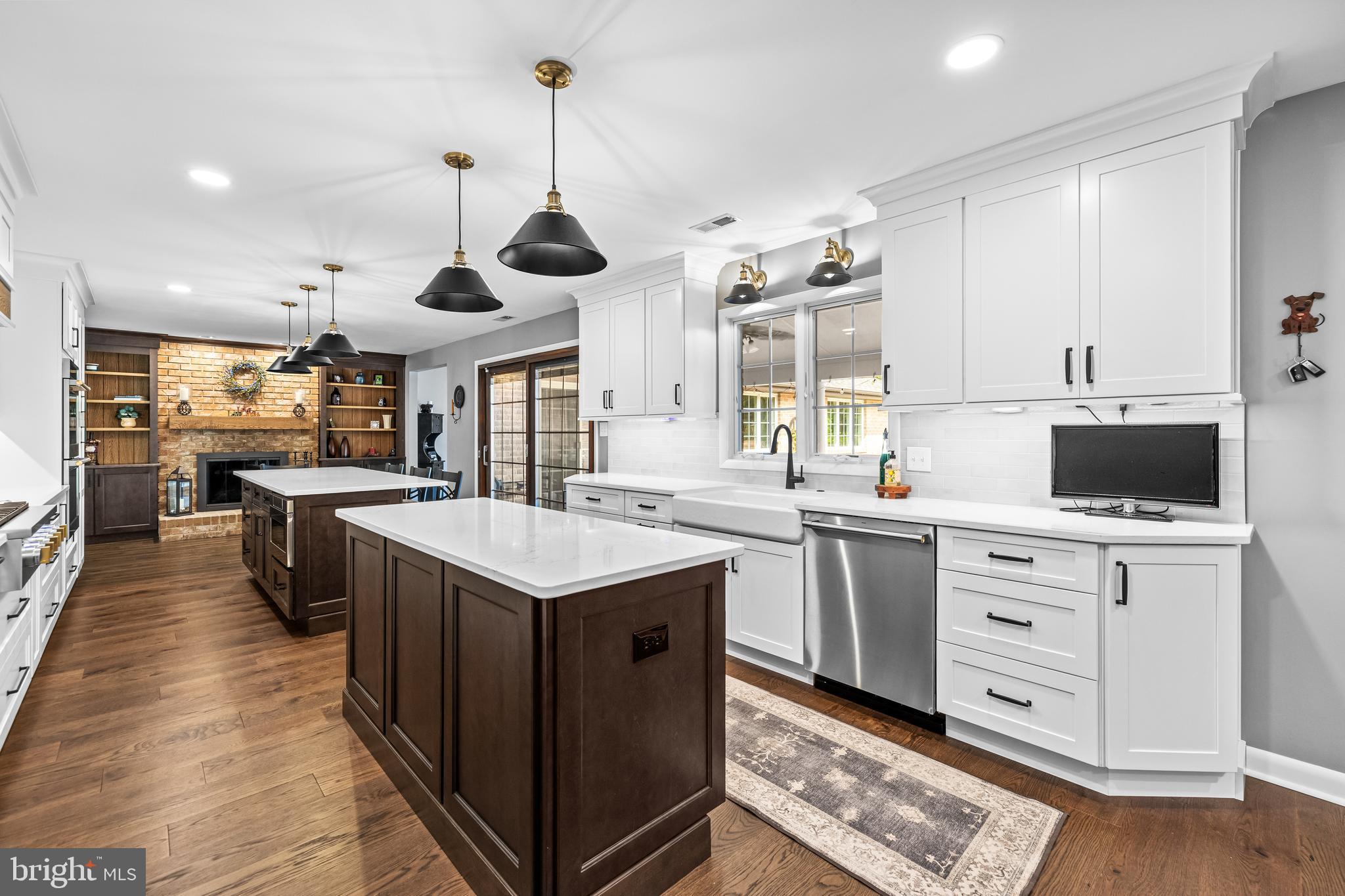 HOLLY KNOLL - Residential