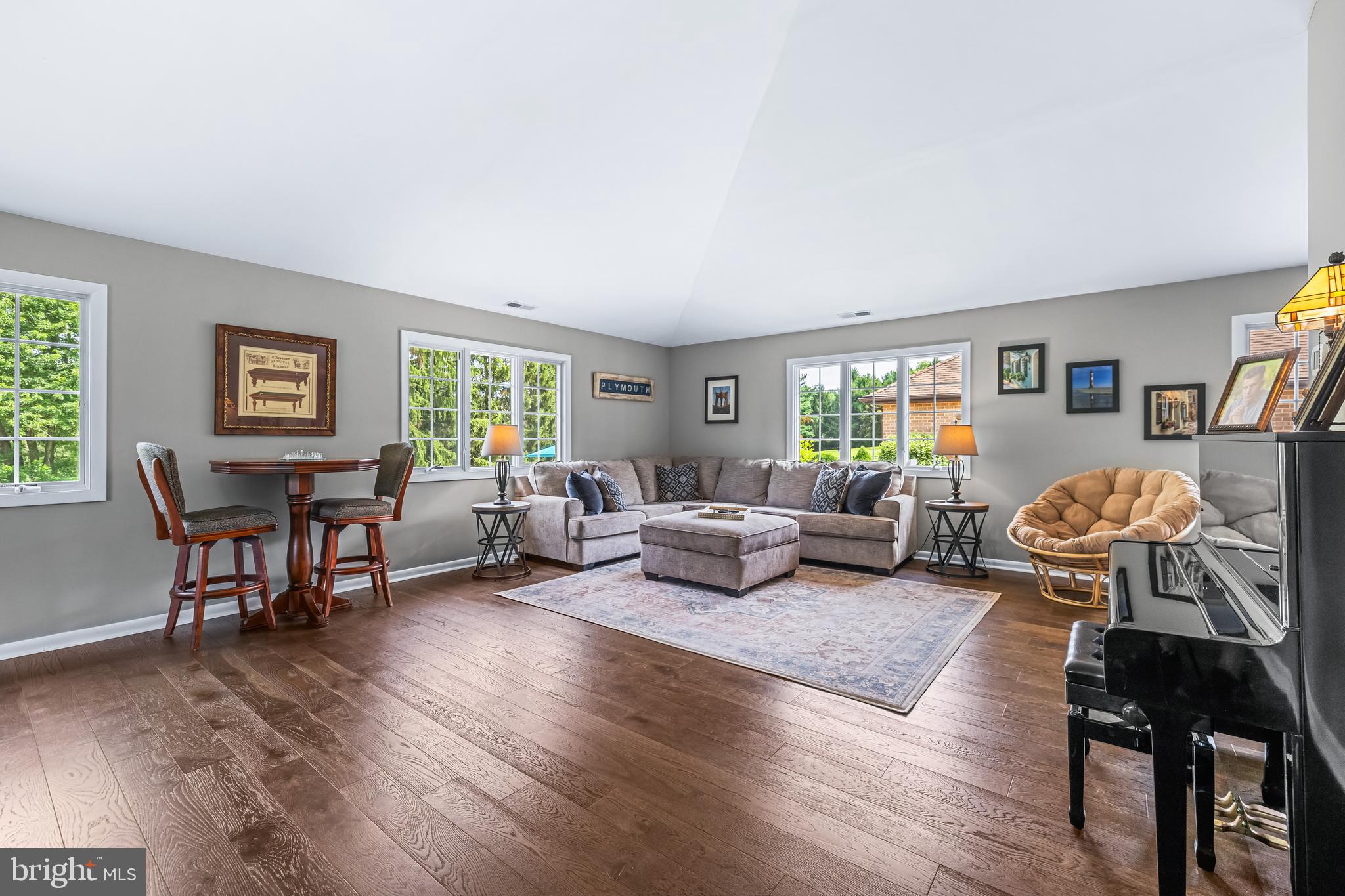 HOLLY KNOLL - Residential