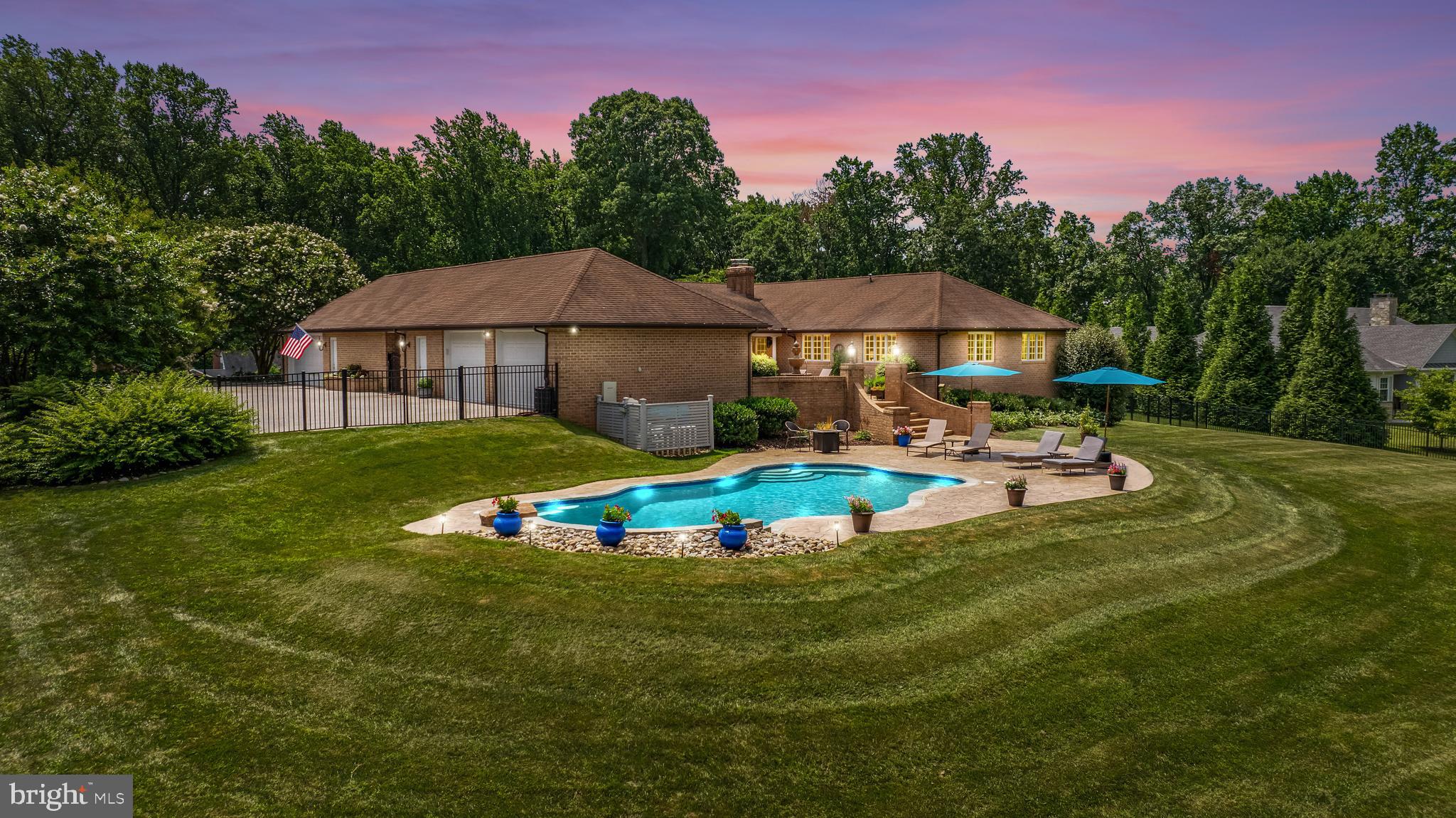 HOLLY KNOLL - Residential