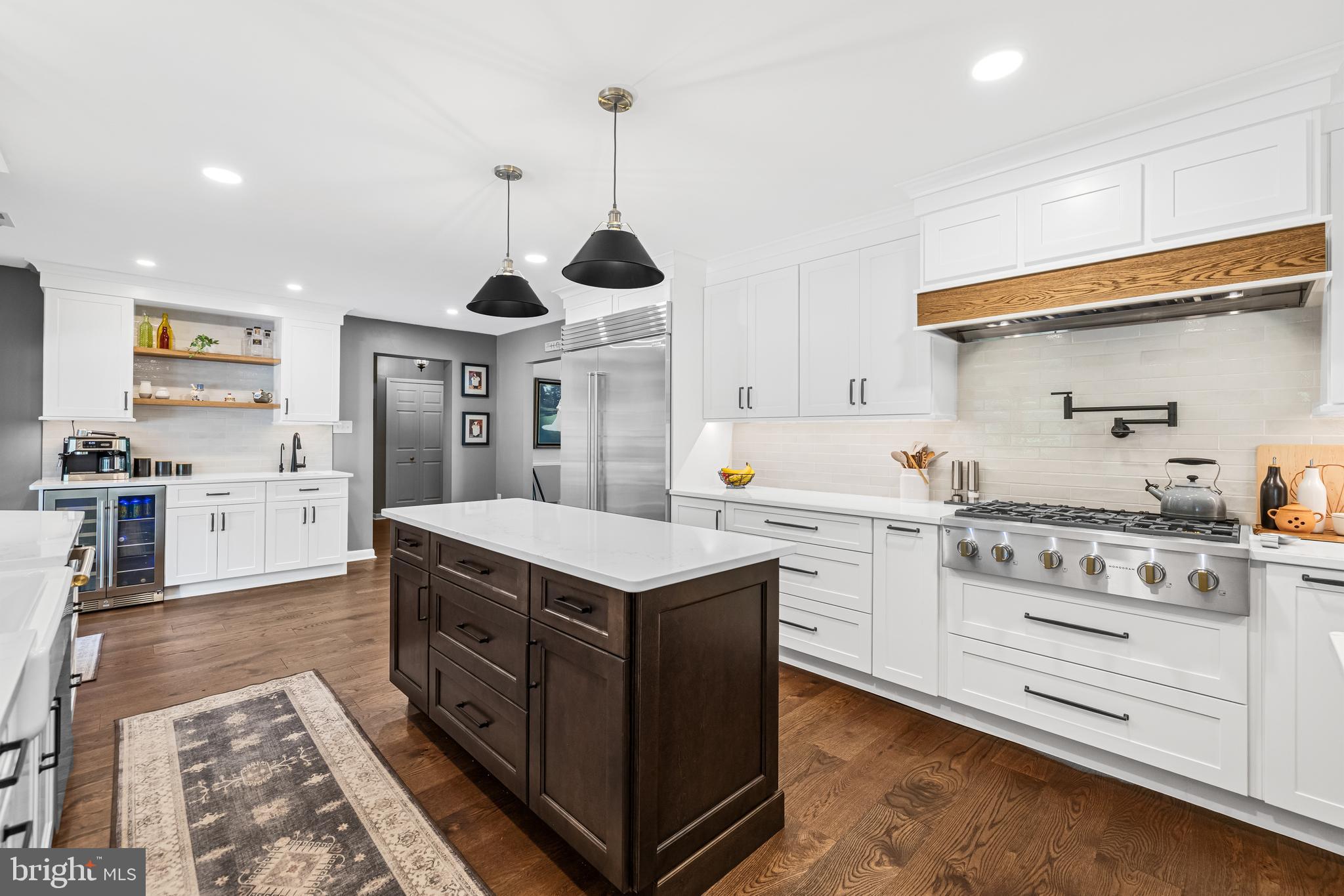 HOLLY KNOLL - Residential