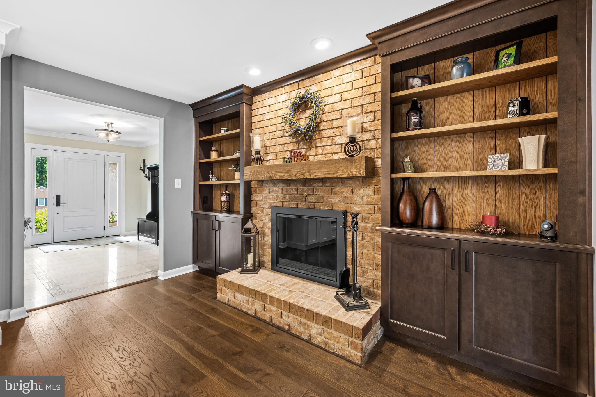 HOLLY KNOLL - Residential