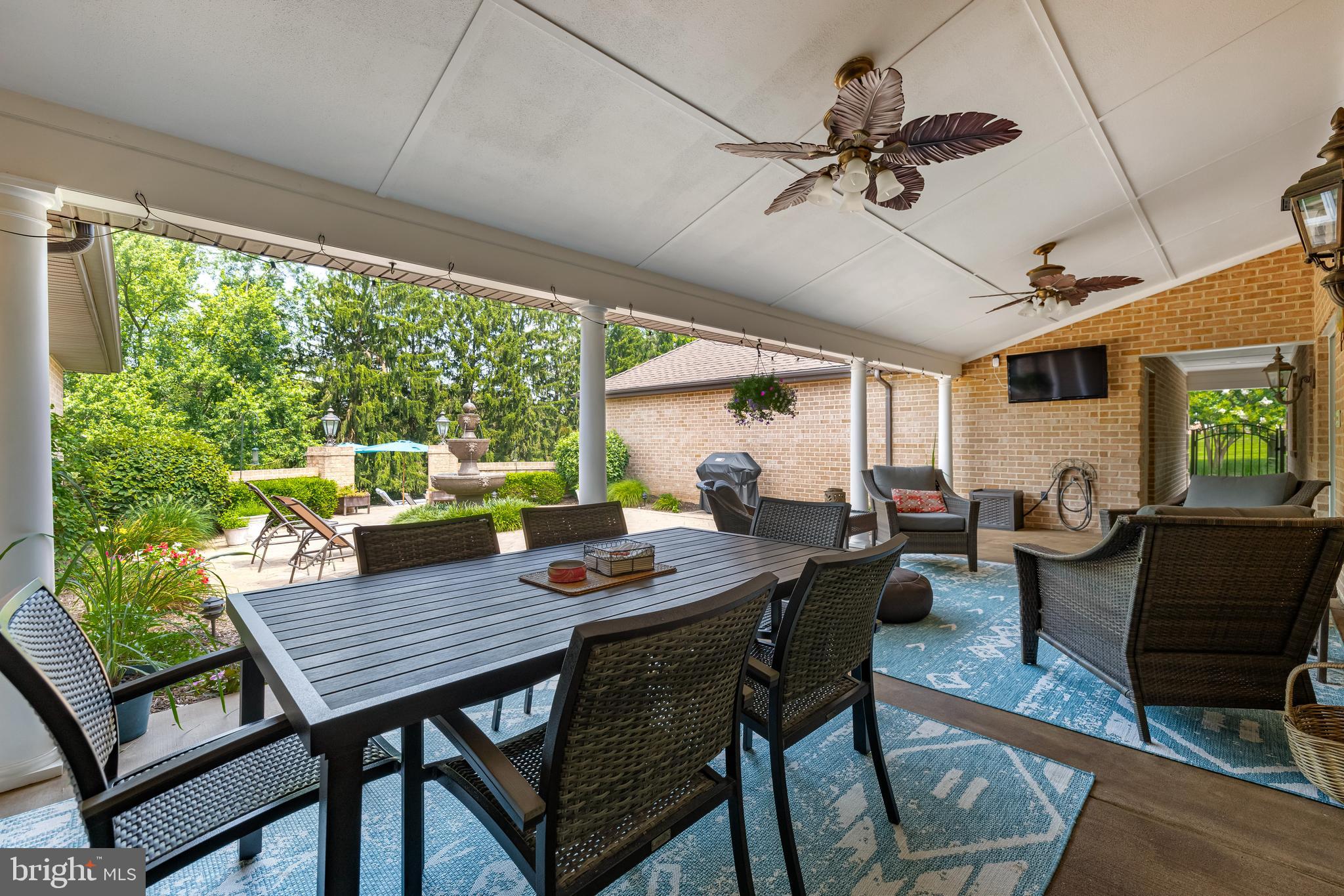 HOLLY KNOLL - Residential