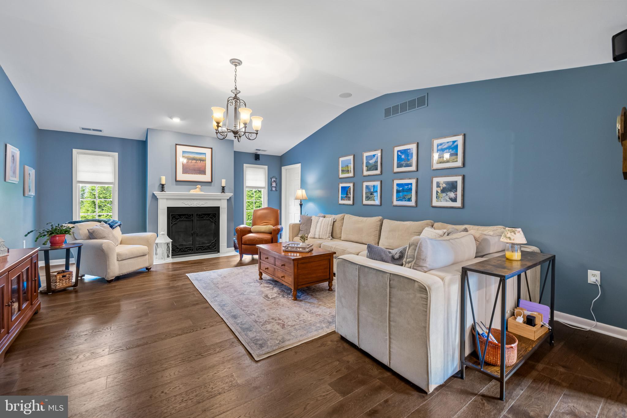 HOLLY KNOLL - Residential