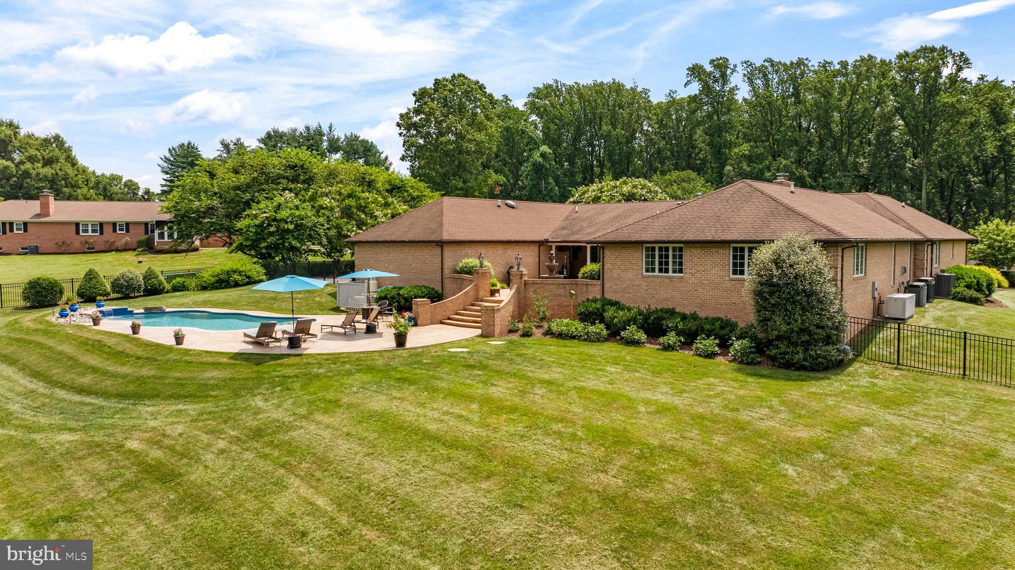 HOLLY KNOLL - Residential