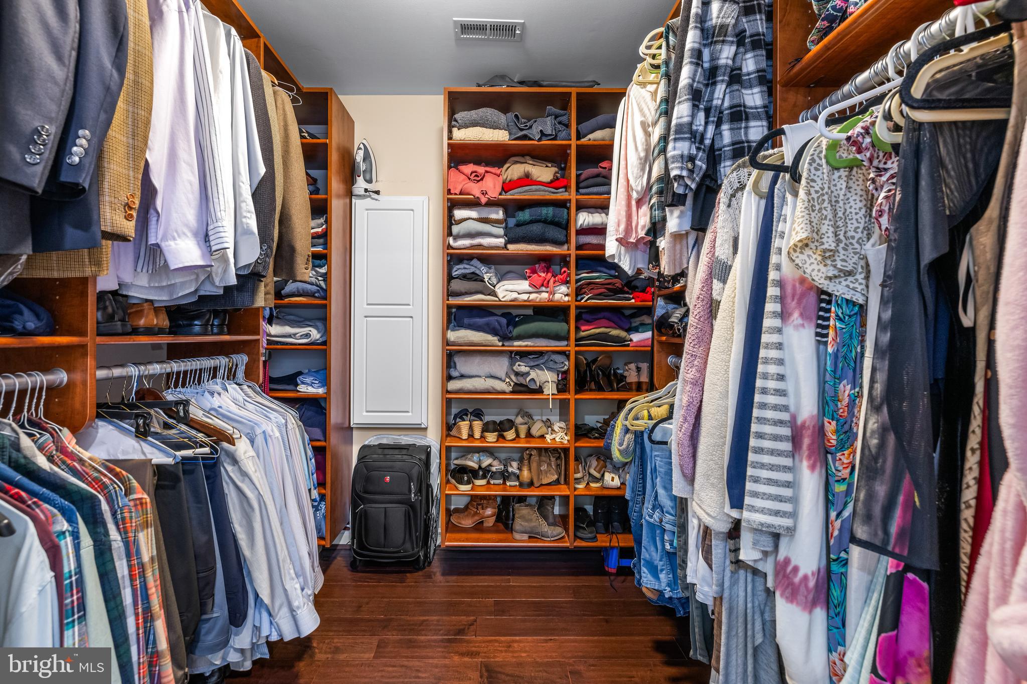 HOLLY KNOLL - Residential