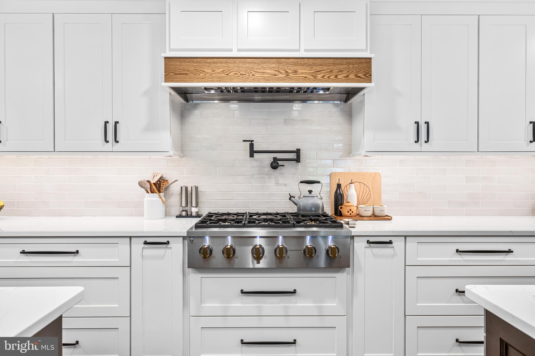 HOLLY KNOLL - Residential