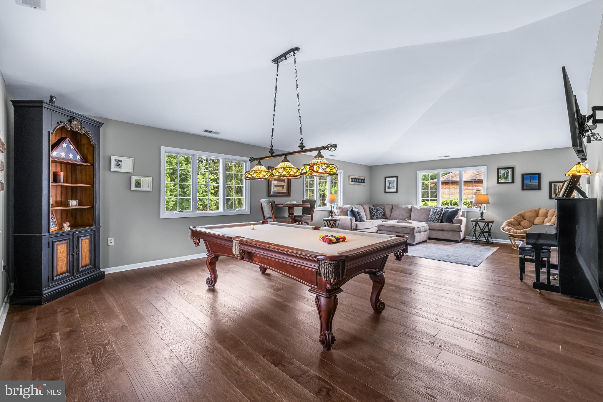 HOLLY KNOLL - Residential