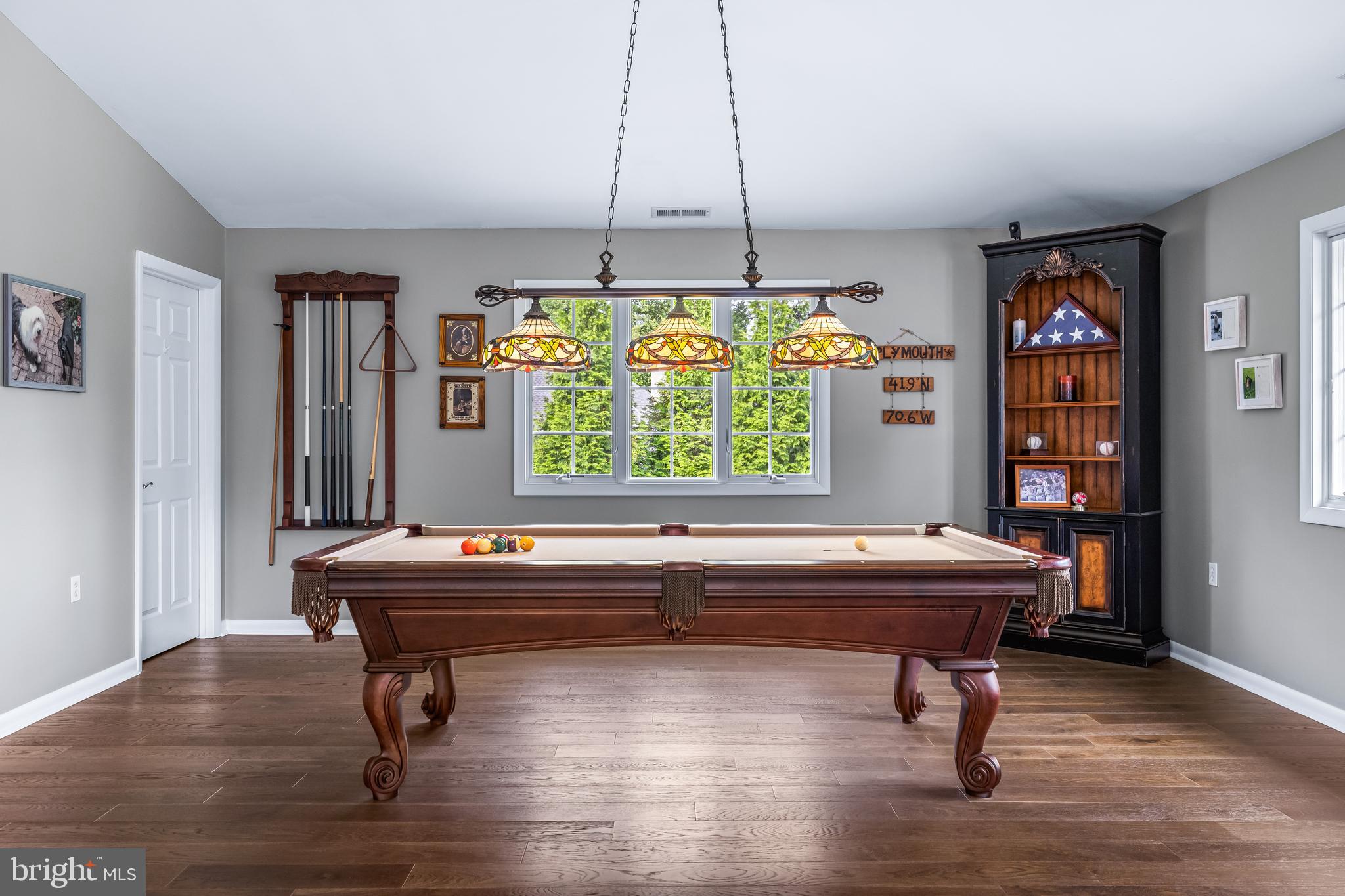 HOLLY KNOLL - Residential