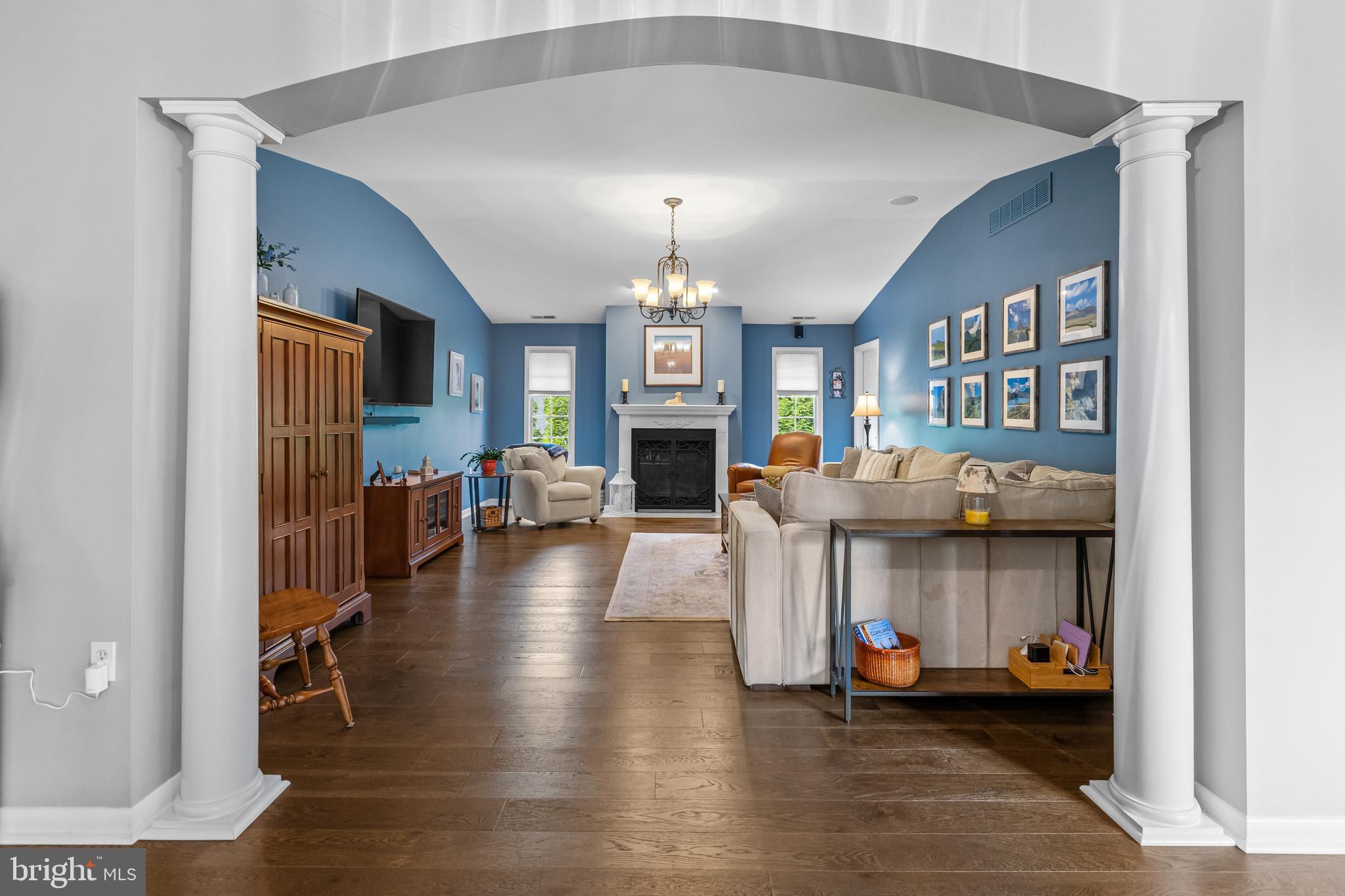 HOLLY KNOLL - Residential