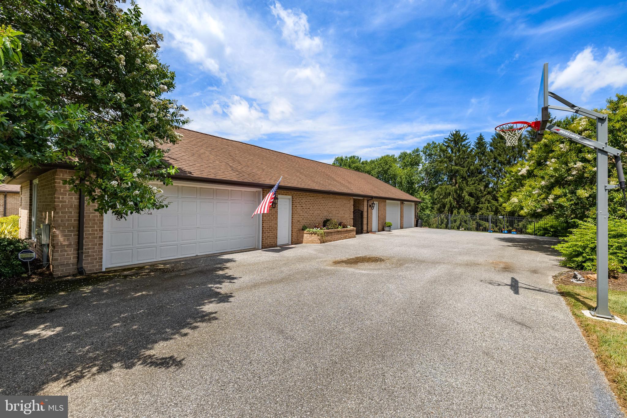 HOLLY KNOLL - Residential