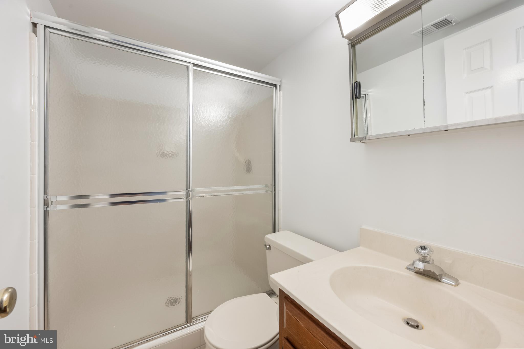 KINGS MANOR - Residential Lease