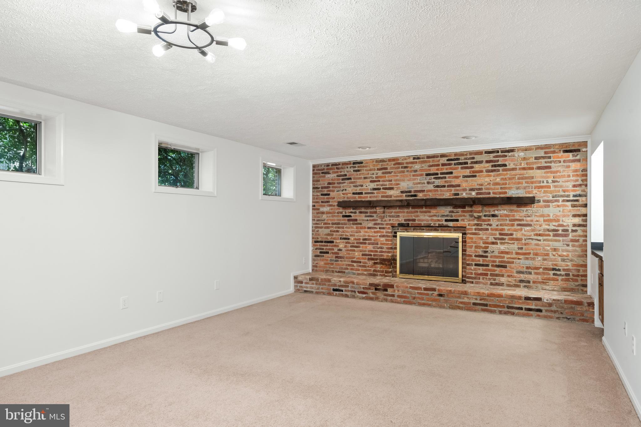 KINGS MANOR - Residential Lease