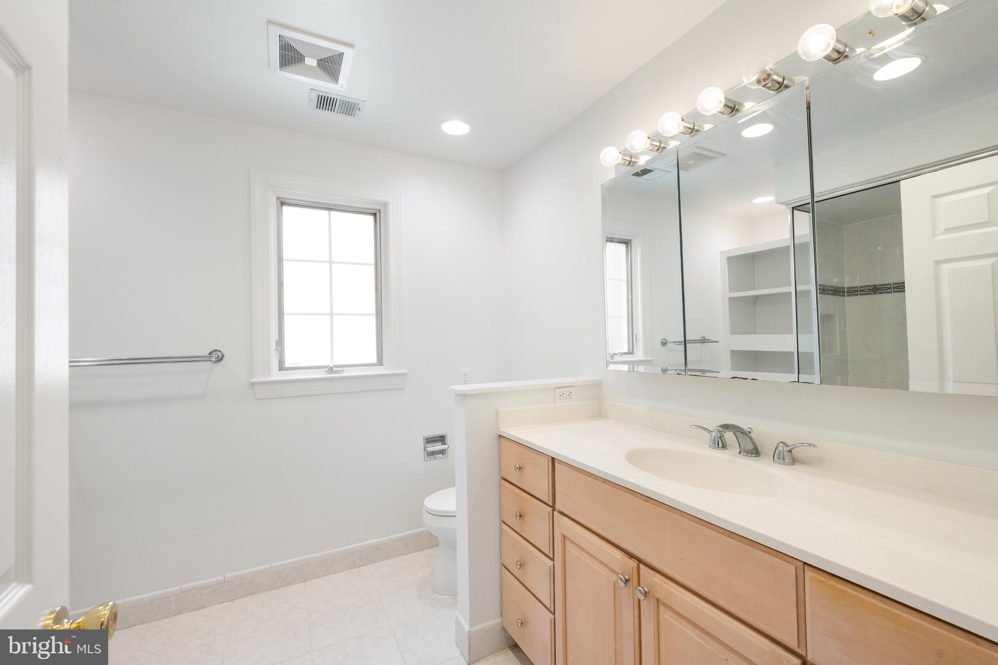 KINGS MANOR - Residential Lease