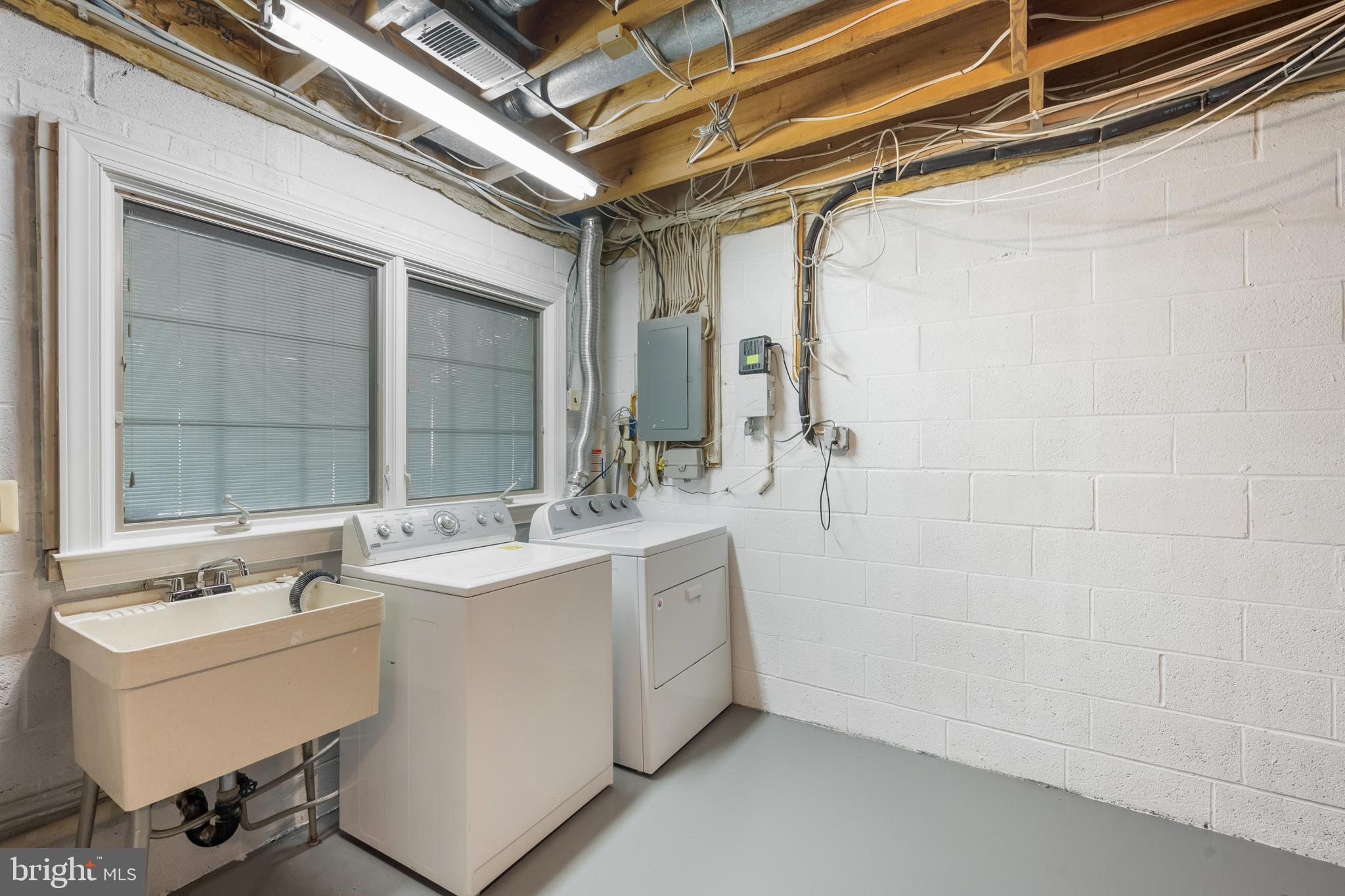 KINGS MANOR - Residential Lease