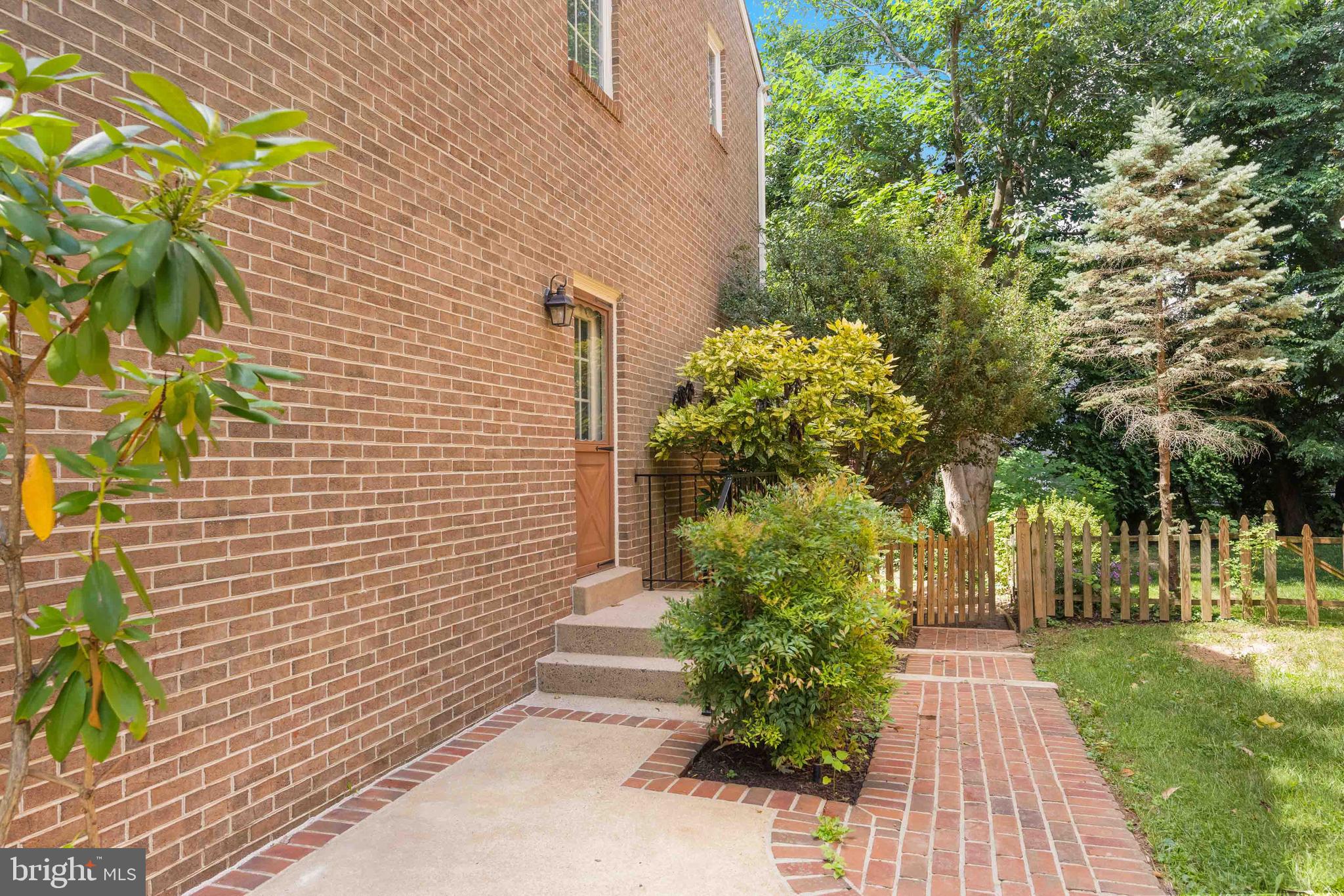 KINGS MANOR - Residential Lease