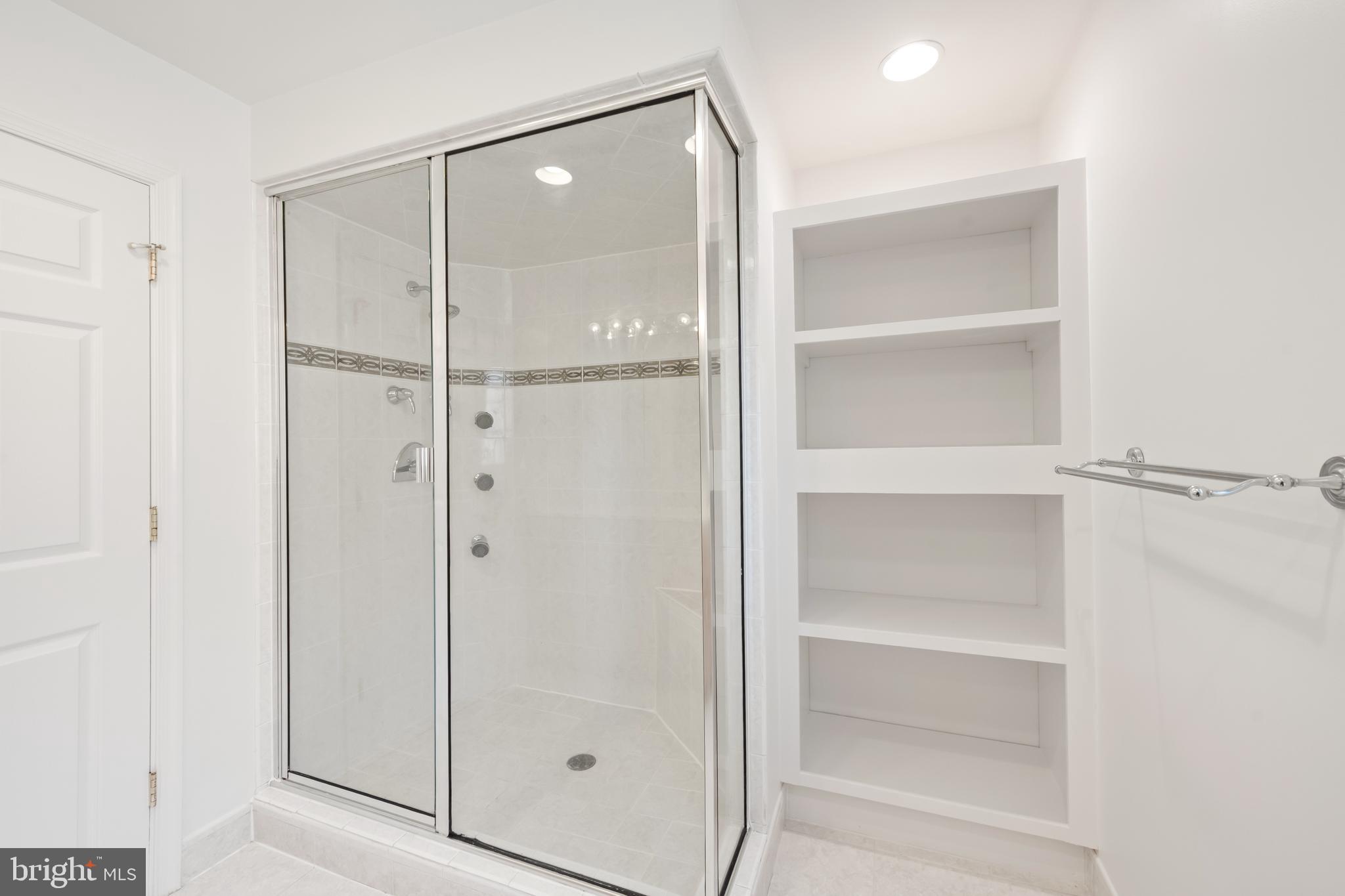 KINGS MANOR - Residential Lease