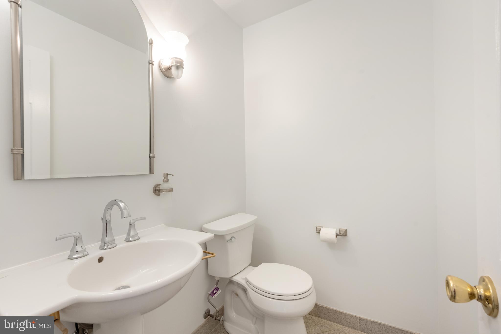 KINGS MANOR - Residential Lease