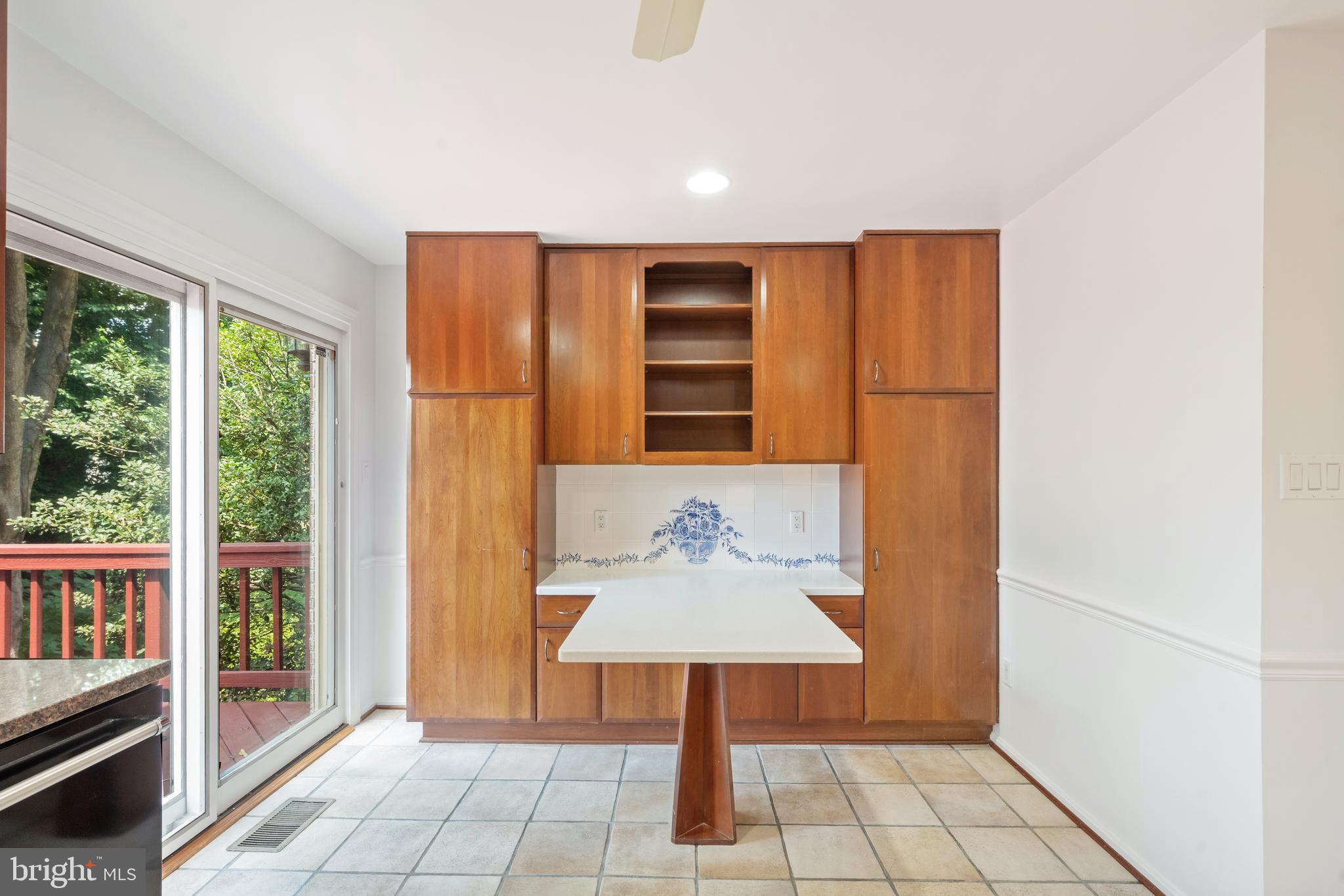 KINGS MANOR - Residential Lease