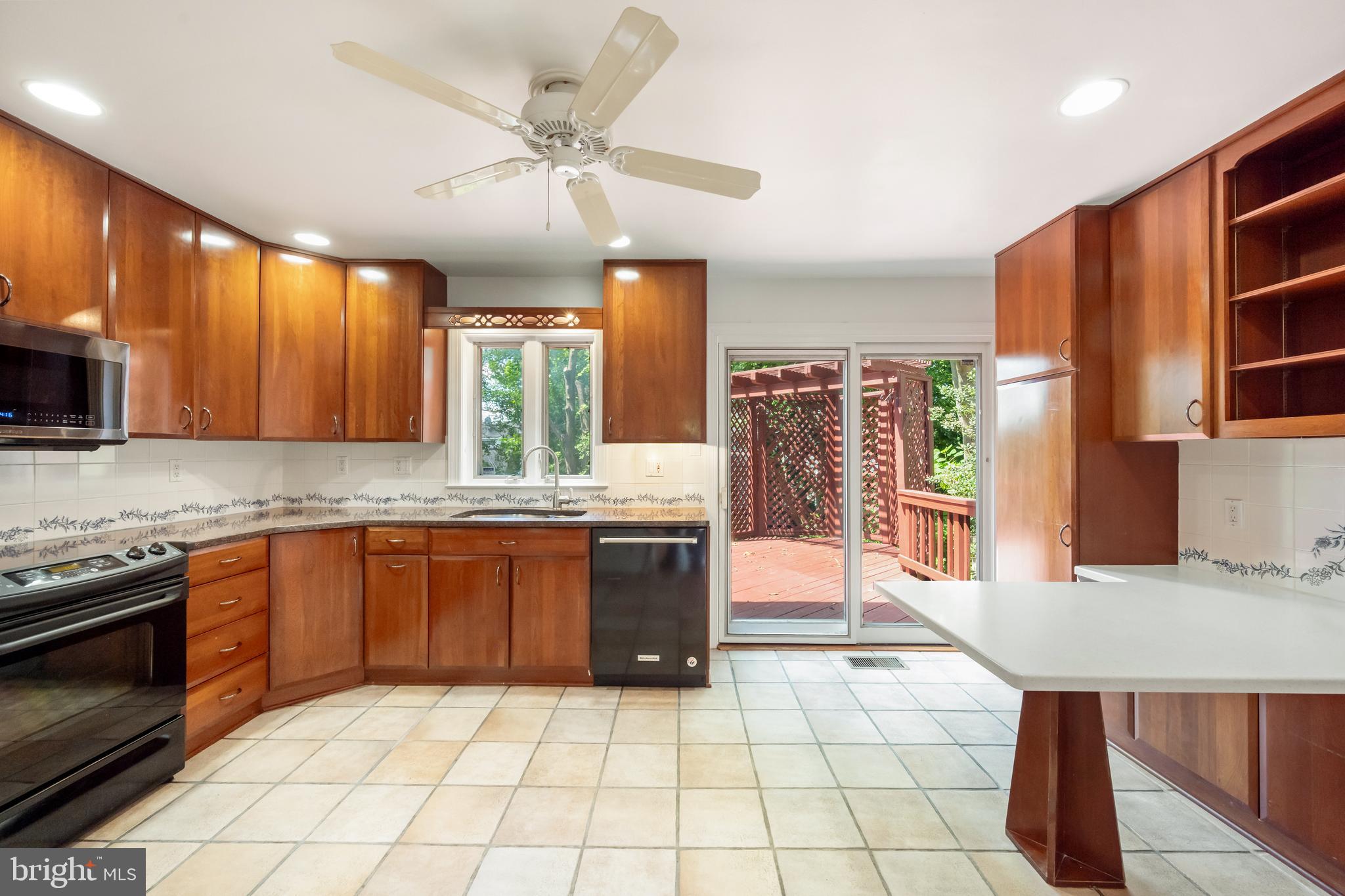 KINGS MANOR - Residential Lease