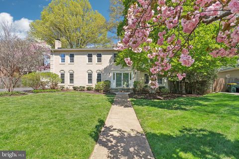 Photo of 1707 Galloway Drive, VIENNA, VA 22182 (MLS # VAFX2302708)