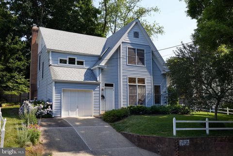 Photo of 3605 Kenilworth Drive, Chevy Chase, MD 20815 (MLS # MDMC2136216)