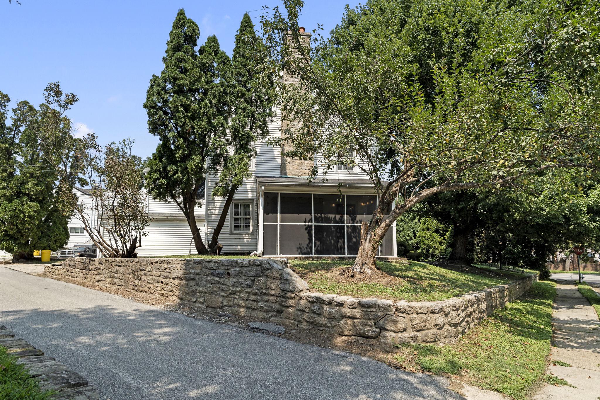 1401 SURREY LANE