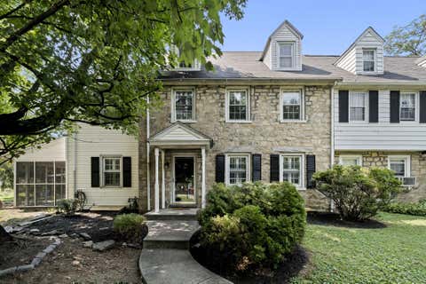 Townhouse For Sale - 1401 Surrey Lane<br/> WYNNEWOOD, PA 19096