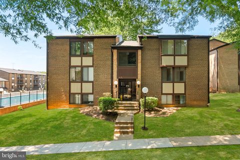 Photo of 9713 Kings Crown Court #2, FAIRFAX, VA 22031 (MLS # VAFX2313514)