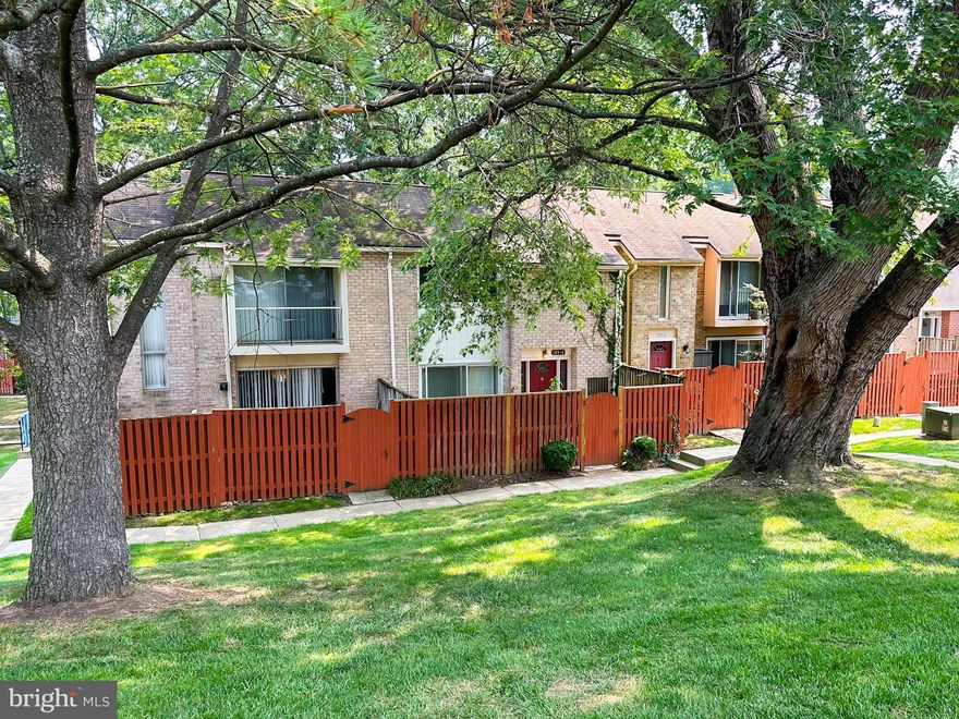Stylish 3-bedroom, 2.5-bath townhouse perfectly situated in the vibrant center of Columbia. The main level offers an inviting living area that flows seamlessly into a dedicated dining space, ideal for gatherings. A bright kitchen with an expansive breakfast nook provides plenty of room for casual dining. Upstairs, you’ll find three generously sized bedrooms, including a primary suite with its own private bath. The lower level features laundry facilities and ample storage. Enjoy easy access to shopping, dining, parks, and major commuter routes for ultimate convenience.
