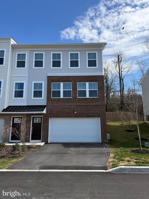 Townhouse For Sale - 121 Four Leaf Drive<br/> DOWNINGTOWN, PA 19335