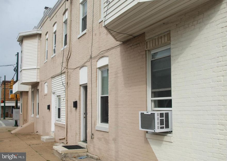 MOVE IN READY!  GREAT UNIT WITH 1 BEDROOM AND A  SPACIOUS LOFT AREA. PRIVATE  MAIN ENTRANCE IS GROUND  LEVEL . NEW CARPET IN LIVING ROOM. GALLEY KITCHEN  INCLUDES LAUNDRY AREAS INCLUDING  STACKABLE WASHER AND DRYER.  MICROWAVE AVAILABLE FOR YOUR USE. BATHROOM IS LARGE WITH SHOWER/TUB. CLIENT IS REQUIRED TO COMPLETE APPLICATION, FULL CREDIT REPORT, AND SHOW PHOTO ID. PETS ARE CASE BY CASE.