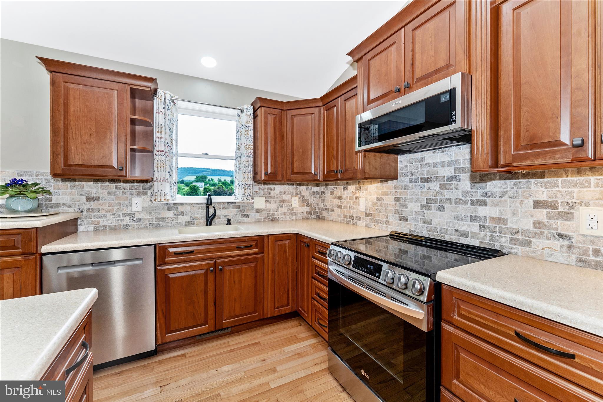 WHISPERING HILLS - Residential