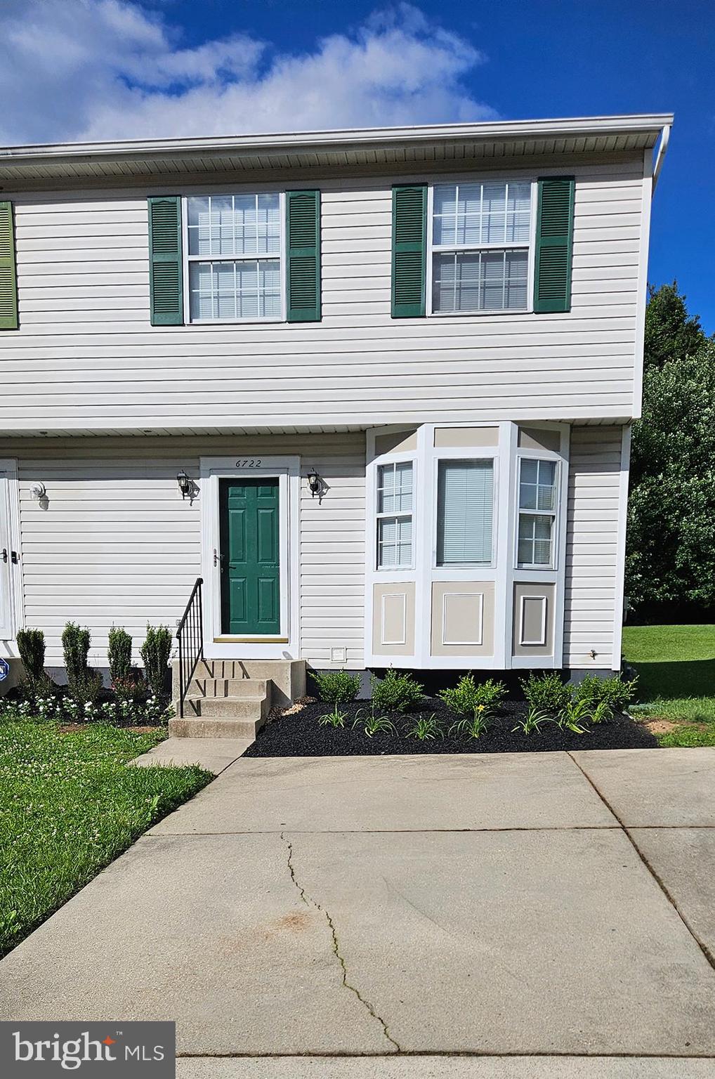 Newly Renovated 3 Bed, 4 Bath (2 full & 2 half) End of Row Townhouse in Landover! Painting & LVP (Luxury Vinyl Planking) throughout. Basement recently entirely finished, including an additional 1/2 Bath. Large backyard! Plenty of shopping & restaurants close by and conveniently located to Metro DC and all major highways (214, 50 & 495).
All responsible parties must meet the minimum qualification requirements: Qualifications include a minimum 600 credit score and annual income of $87,500. All persons over the age of 18 must fill out an application. No Smoking.