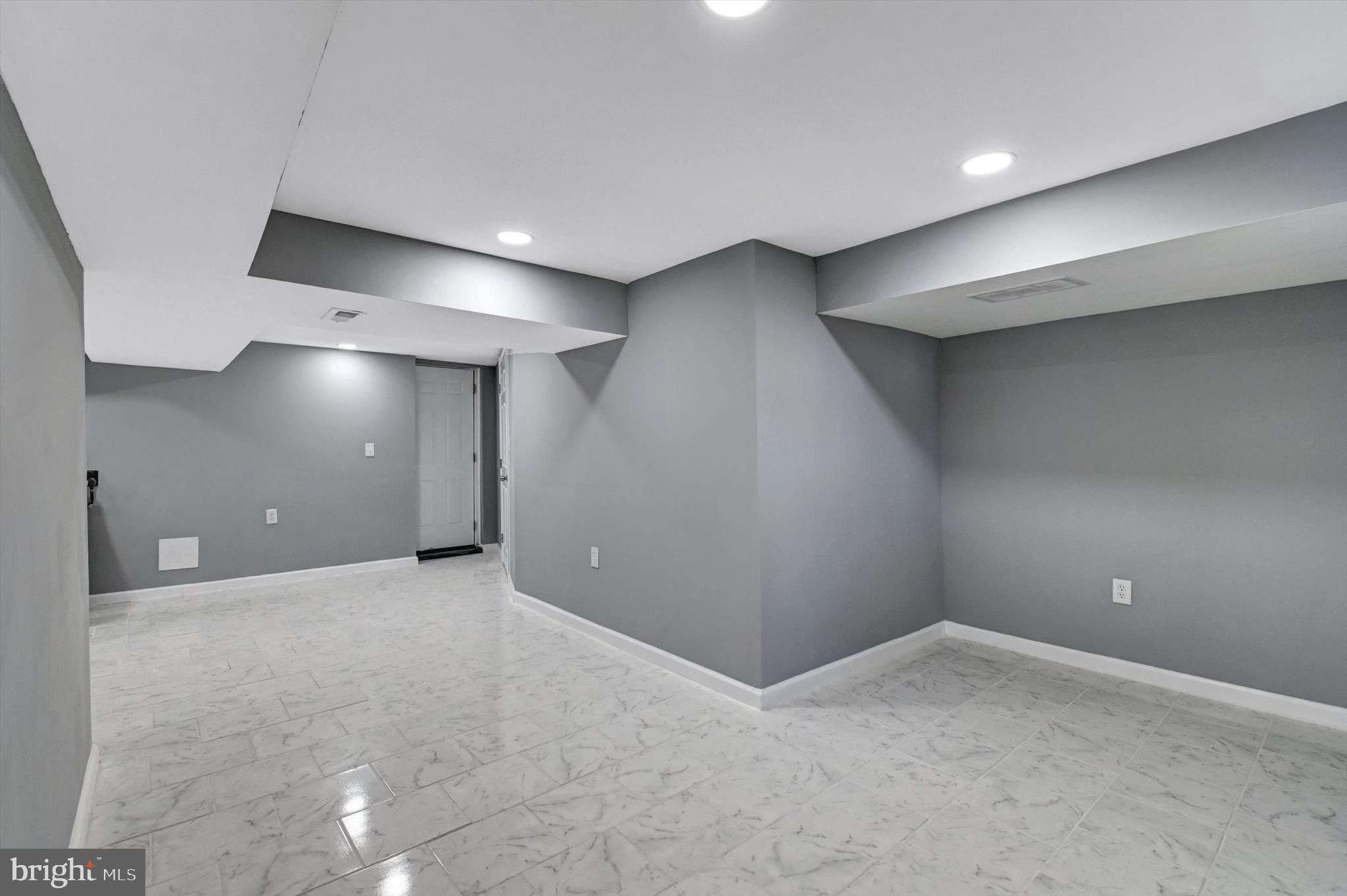 COLONIAL VILLAGE - Residential