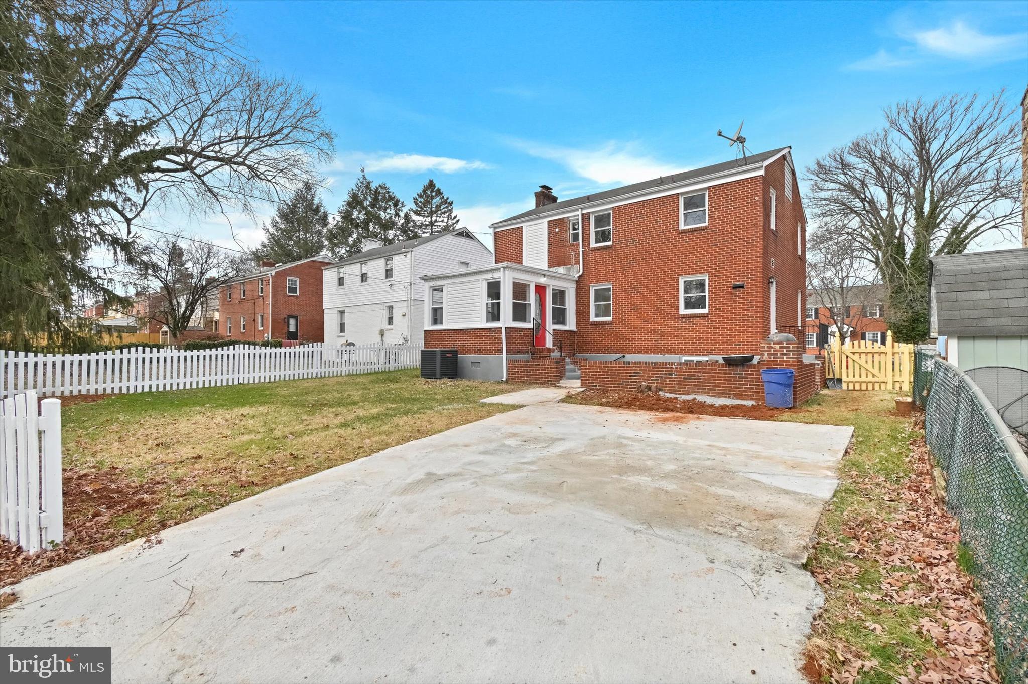 COLONIAL VILLAGE - Residential