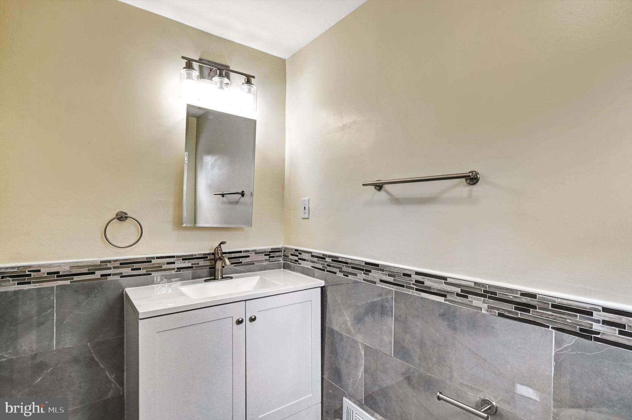 COLONIAL VILLAGE - Residential