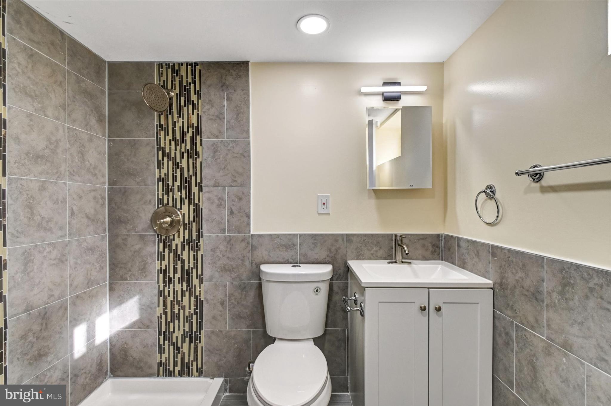 COLONIAL VILLAGE - Residential