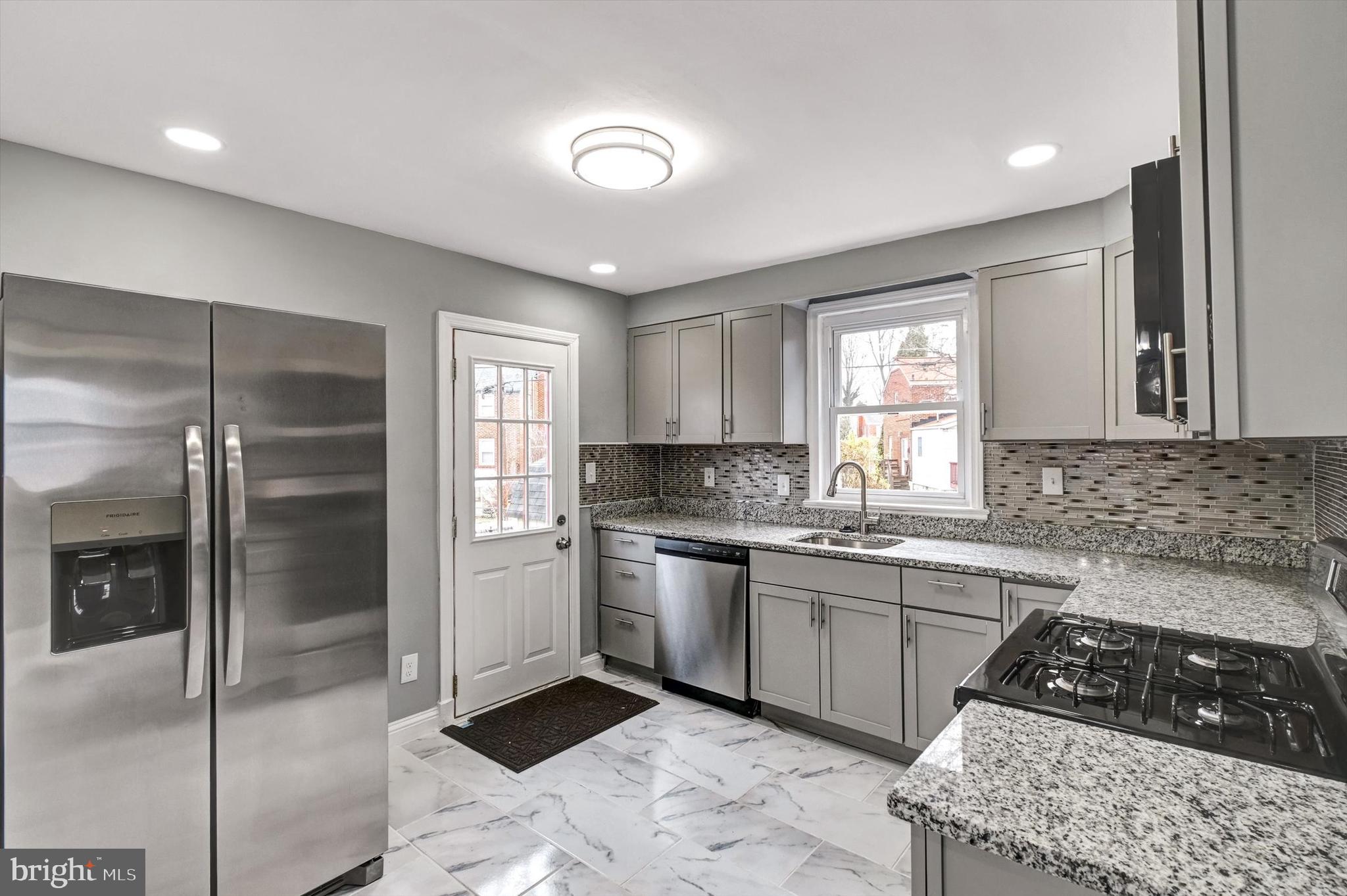 COLONIAL VILLAGE - Residential