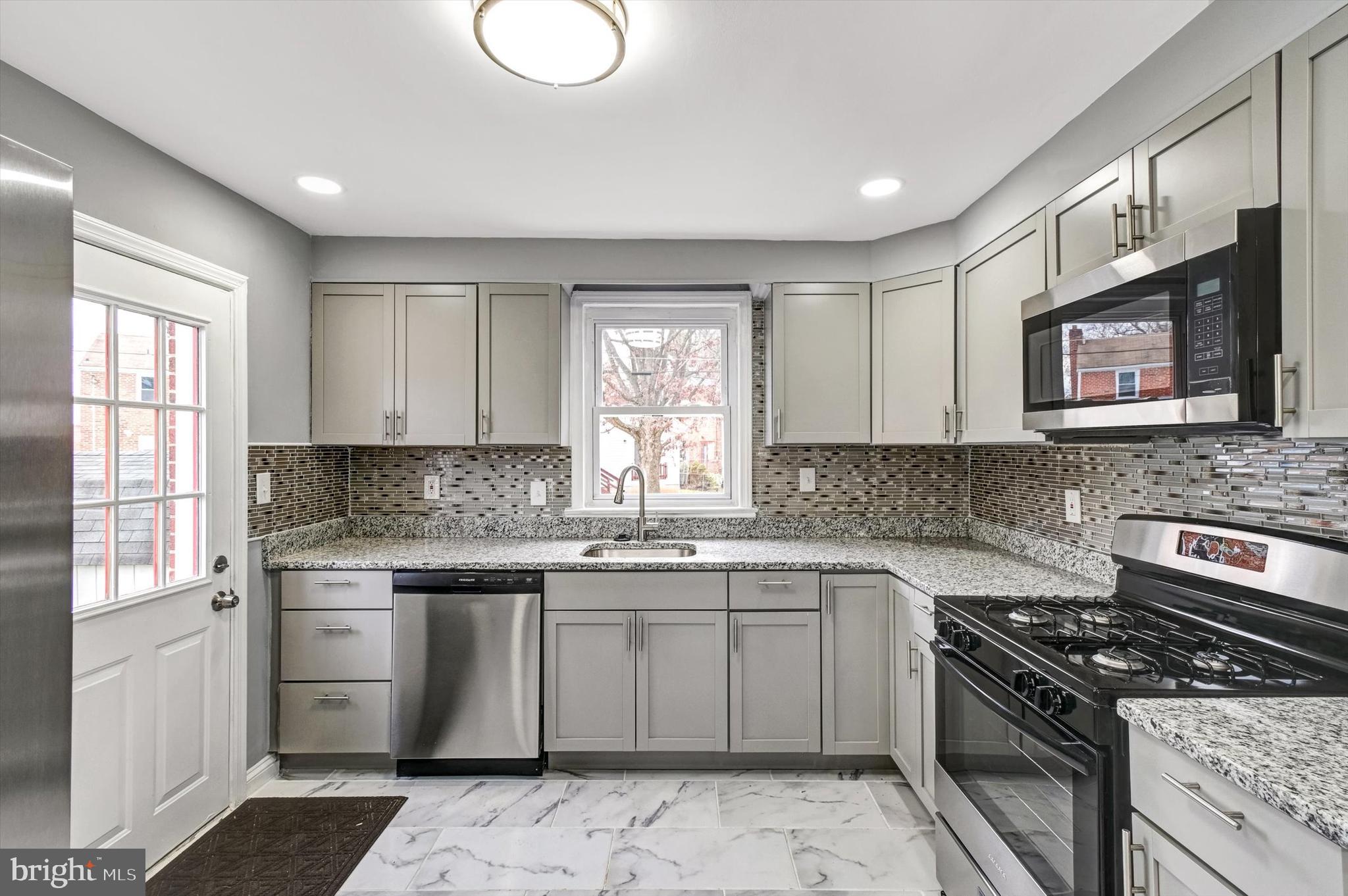 COLONIAL VILLAGE - Residential