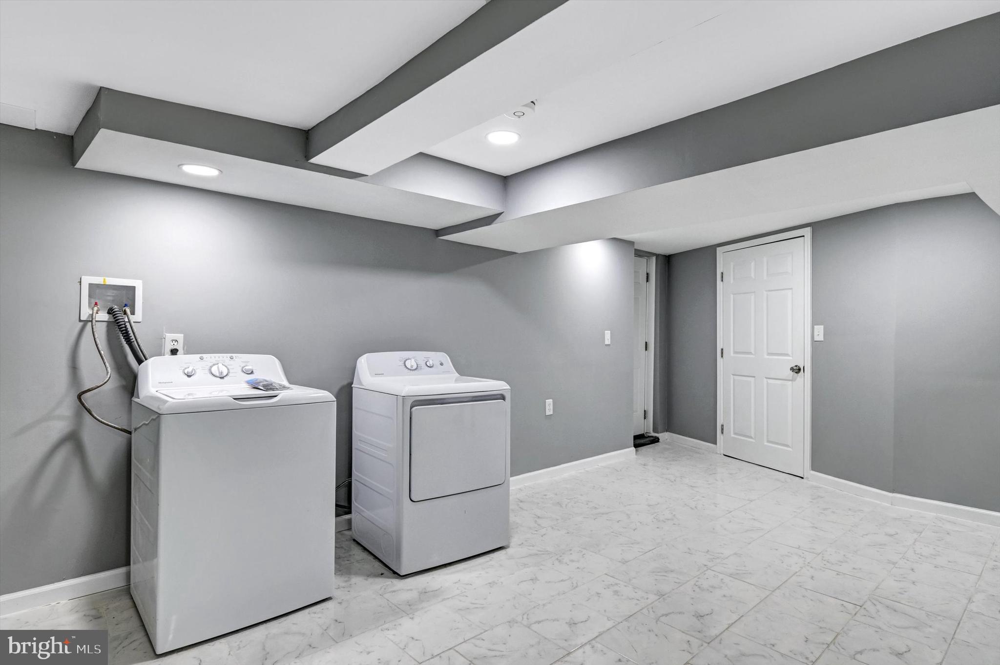 COLONIAL VILLAGE - Residential