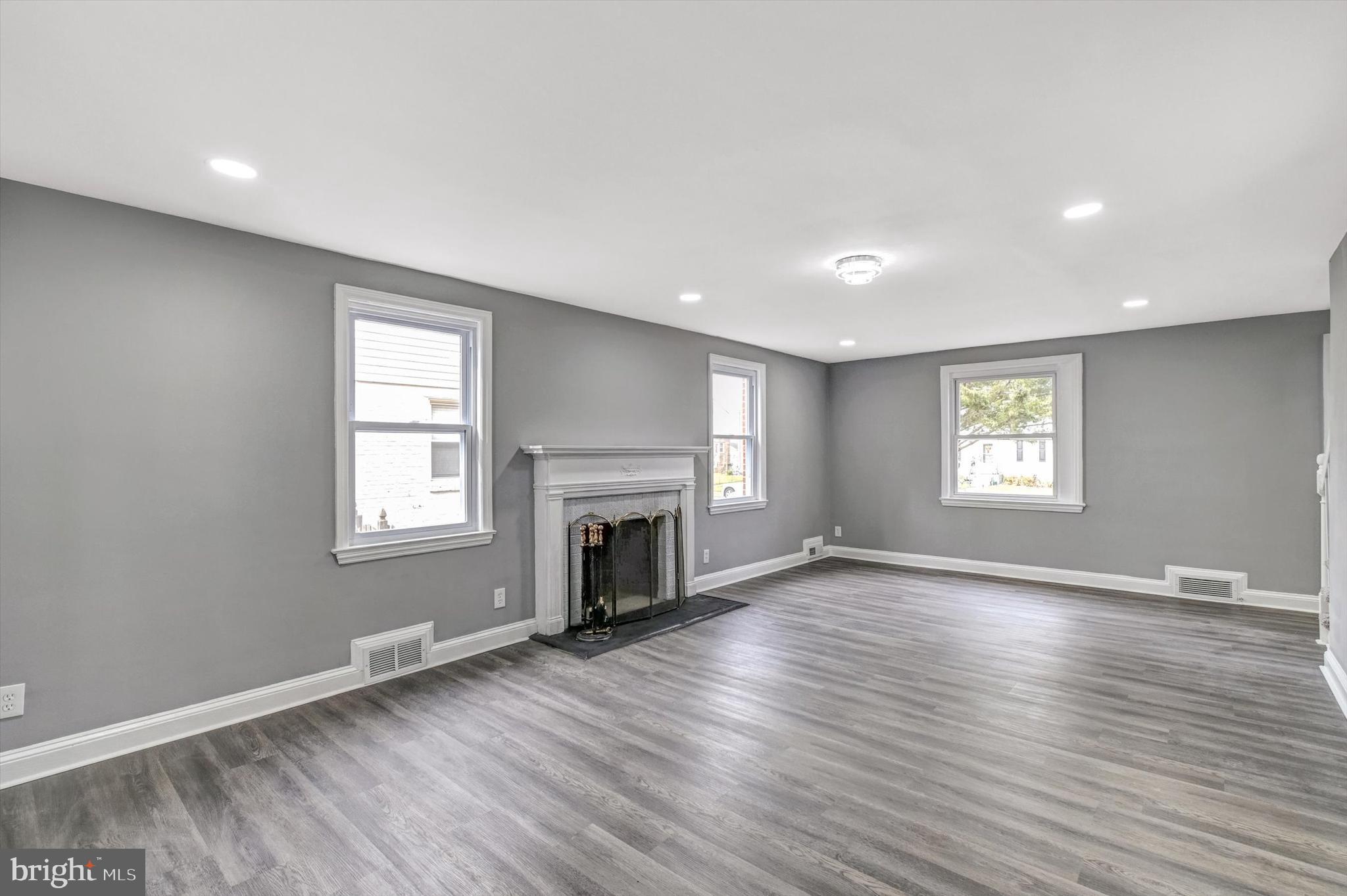 COLONIAL VILLAGE - Residential